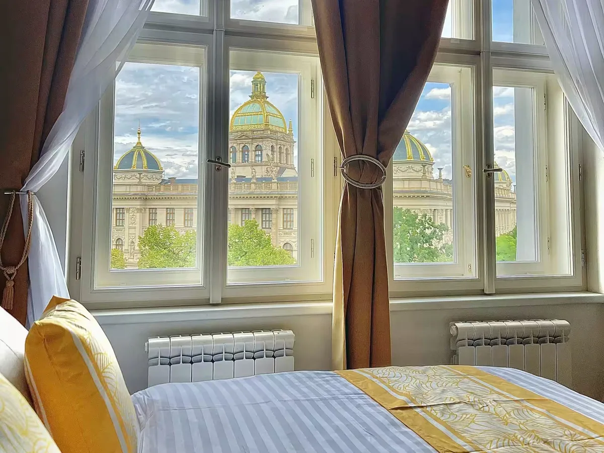 Elegant Museum View Apartment, Praha 1